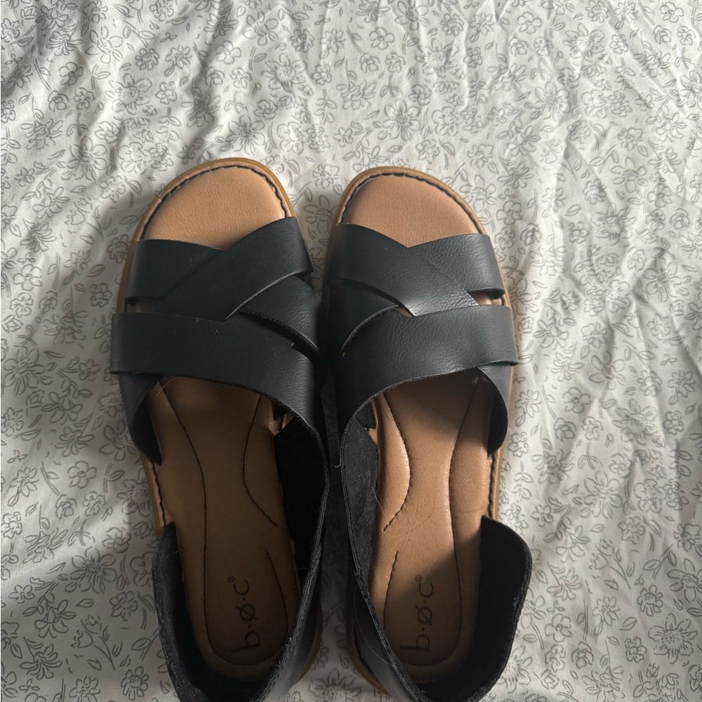 b.o.c. Women's Black and Tan Sandals